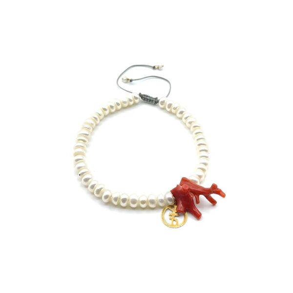 Bracelet ajustable en or 18 carats avec Perles d'eau douce et Corail naturel de 0,5 cm, Collection Good Luck Pearls de Hi y Julia Maroc, une combinaison raffinée de nature et de luxe.