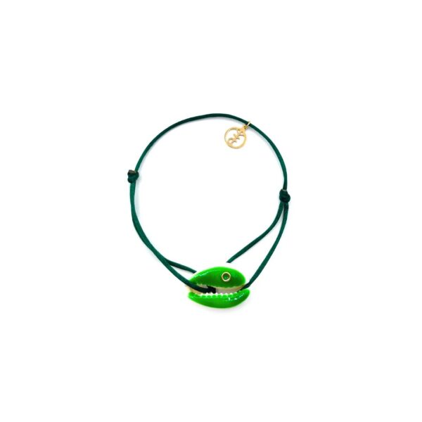 Bracelet ajustable en cordon vert avec cauri teintée verte, Collection Cauri Protect VV, symbole de sérénité et de protection naturelle.